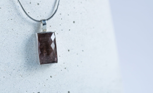 Naszyjnik z kwarcem truskawkowym