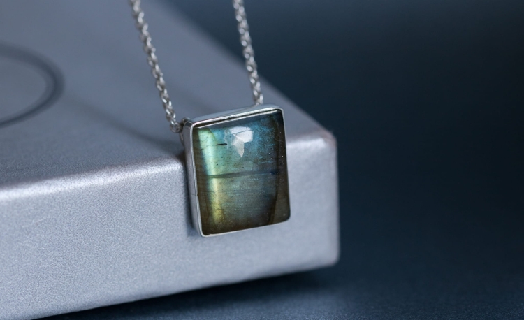 Amulet z labradorytem