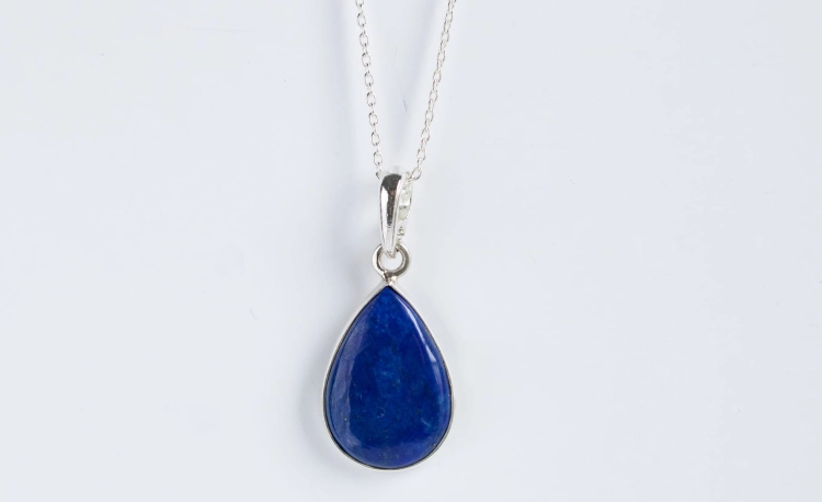 naszyjnik z granatowym lapis lazuli