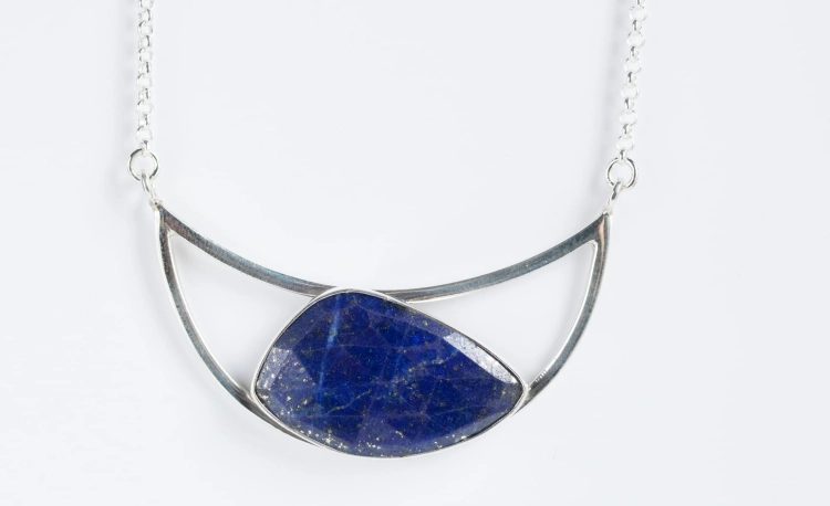 granatowy kamień naturalny lapis lazuli