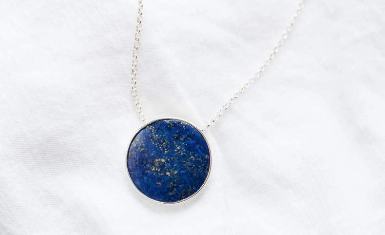 Naszyjnik z niebieskim kamieniem naturalnym lapis lazuli