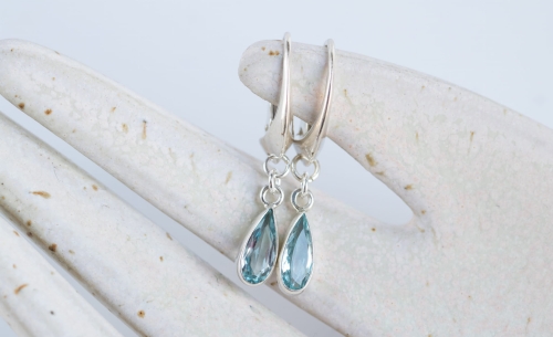 Srebrne kolczyki wiszące z akwamarynem w kształcie łezki