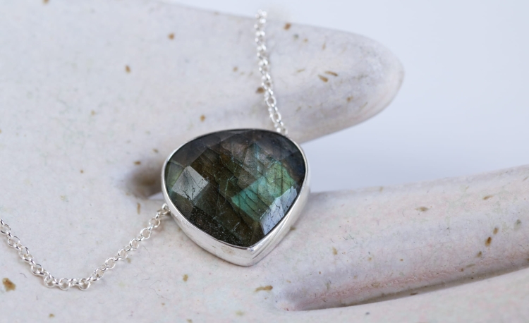 Naszyjnik z labradorytem w kształcie serca