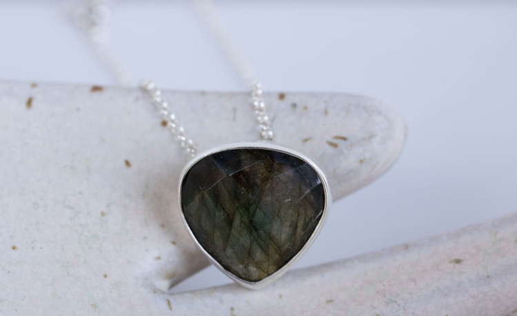 Naszyjnik z labradorytem naturalnym serce