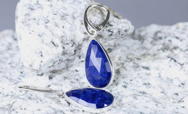 Kolczyki z niebieskim kamieniem lapis lazuli