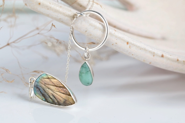 Naszyjnik z labradorytem i szmaragdem