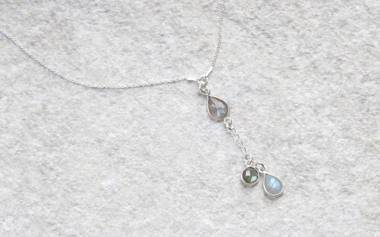 Srebrny naszyjnik z labradorytami