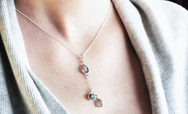 Naszyjnik z trzema labradorytami w srebrnej oprawie