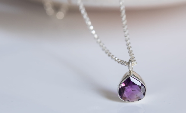 Fioletowy kamień w srebrnej oprawie