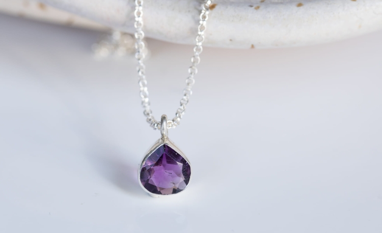 Ametyst w oprawie ze srebra 925 na delikatnym łańcuszku