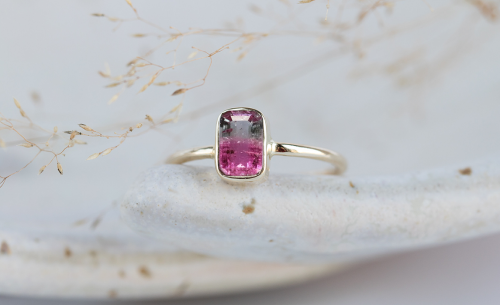 Pierścionek złoty z prostokątnym turmalinem arbuzowym