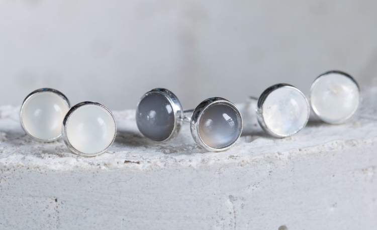 szary kamień księżycowy