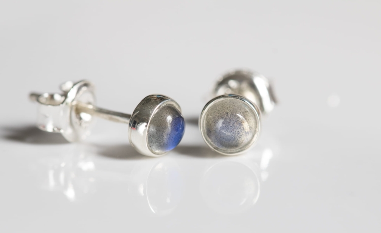 Delikatne kolczyki z labradorytem w srebrze