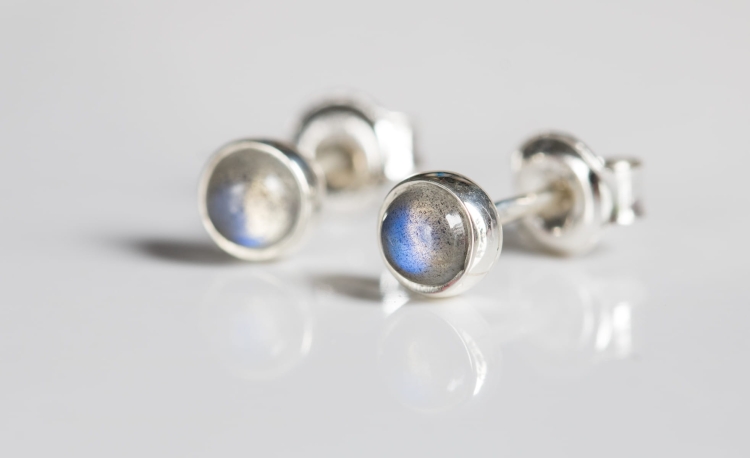 Srebrne delikatne kolczyki z labradorytem