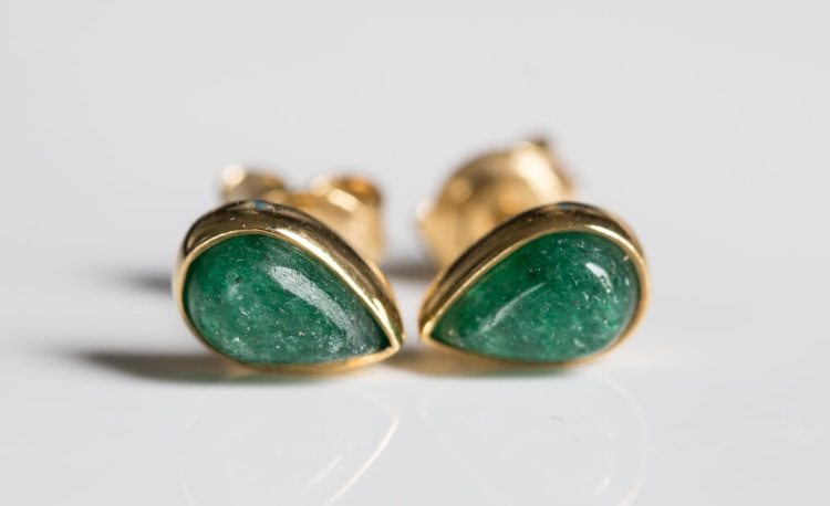 Złocone sztyfty z zielonym awenturynem w kształcie łezki
