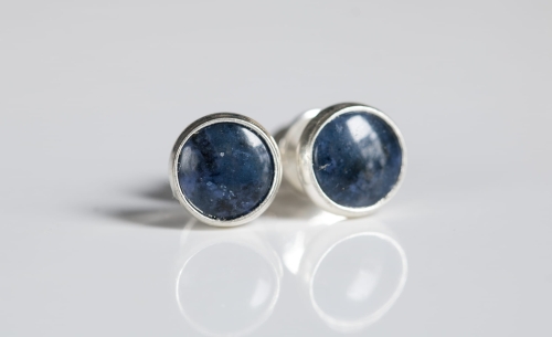 Sztyfty z granatowym kamieniem