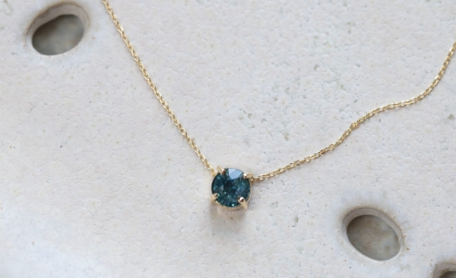 Złoty naszyjnik z morskim szafirem