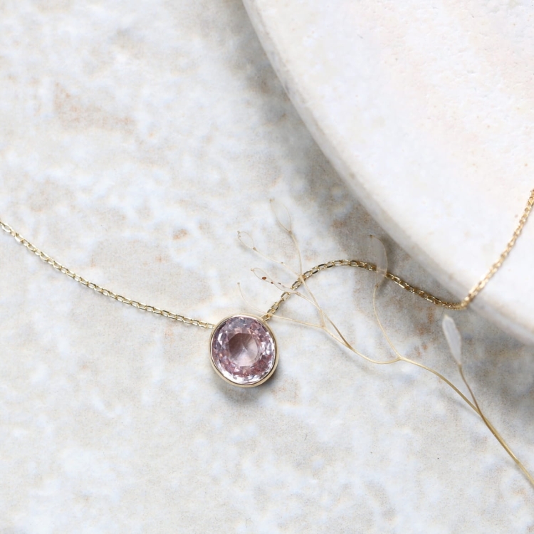Złoty naszyjnik z różowym szafirem
