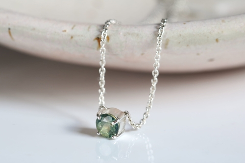 Srebrny naszyjnik z naturalnym szafirem