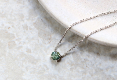 Srebrny naszyjnik z naturalnym szafirem