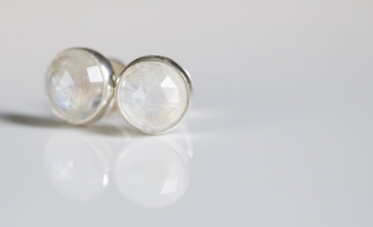 Srebrne kolczyki z kamieniami księżycowymi