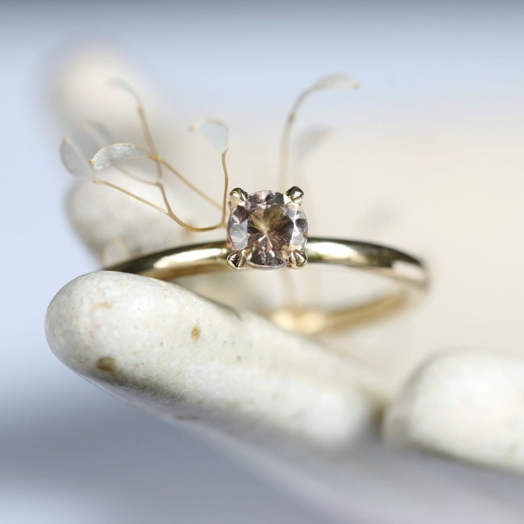 Złoty pierścionek z morganitem w koszyczku