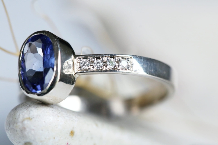 Złoty pierścionek z owalnym tanzanitem i diamentami w korn