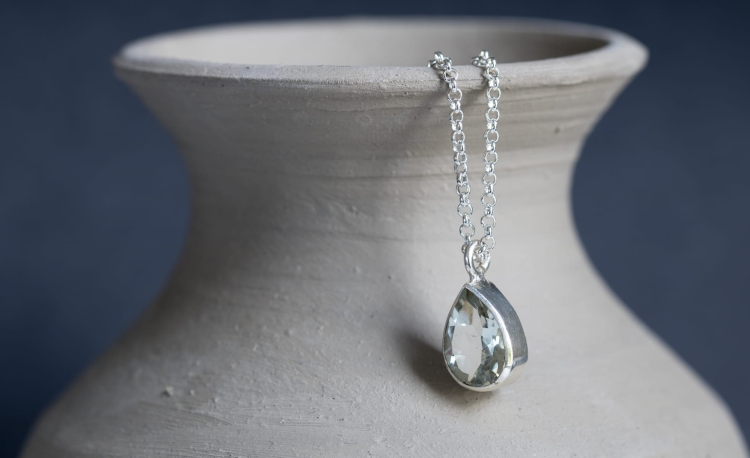 Srebrny naszyjnik z jasnozielonym prasolitem