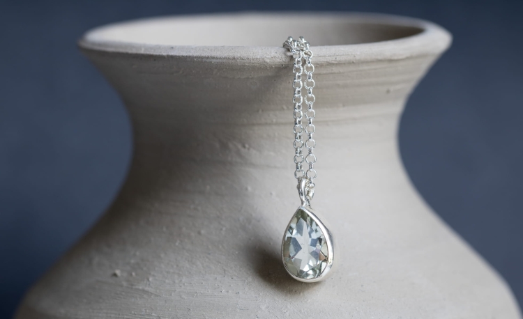 Srebrny naszyjnik z jasnozielonym kamieniem naturalnym