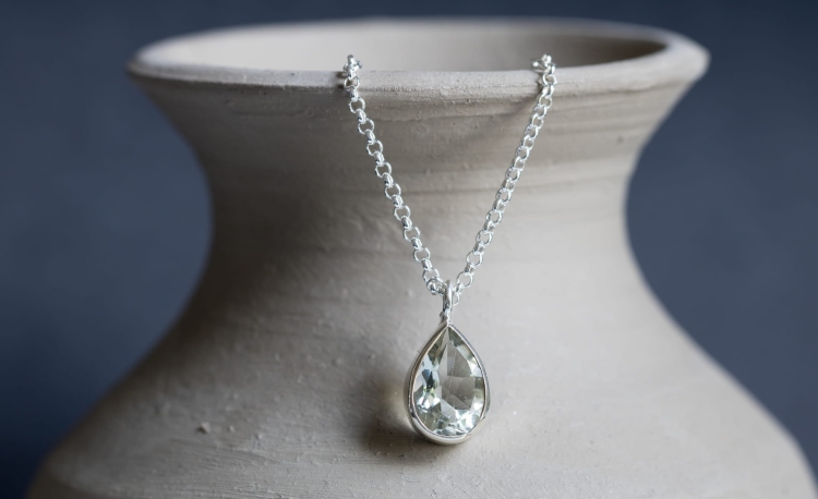 Srebrny naszyjnik z jasnozielonym prasolitem