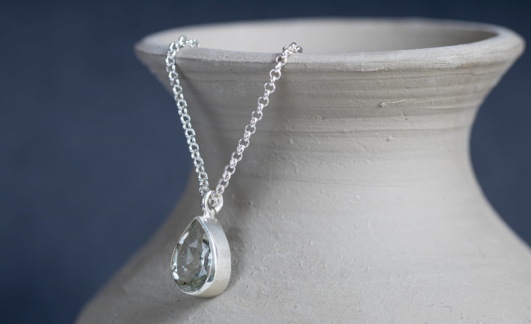 Srebrny naszyjnik z jasnozielonym prasolitem