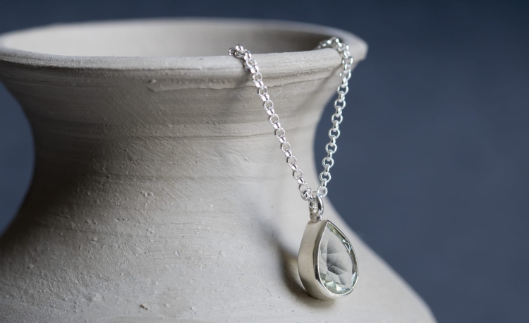 Srebrny naszyjnik z jasnozielonym prasolitem