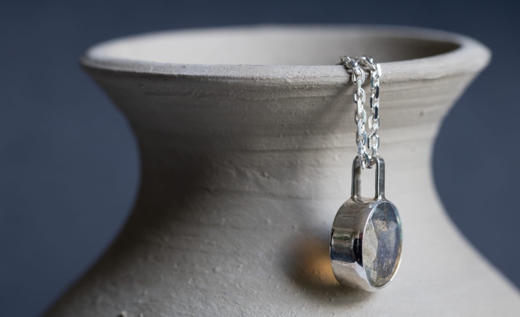 Naszyjnik srebrny z owalnym labradorytem