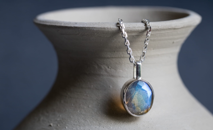 Naszyjnik srebrny z owalnym labradorytem