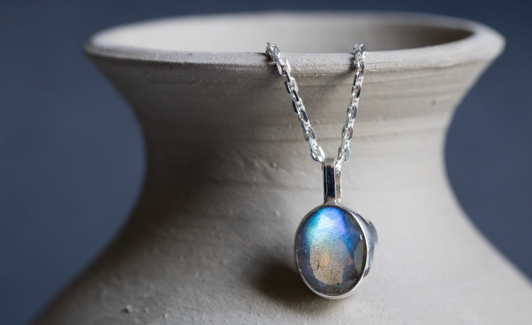 Naszyjnik srebrny z owalnym labradorytem