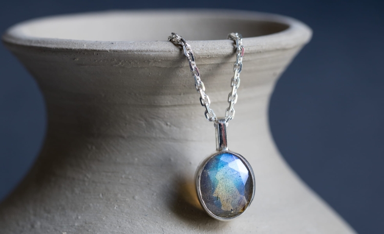 Naszyjnik srebrny z owalnym labradorytem