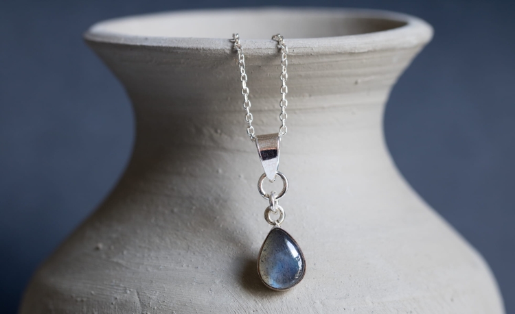 Srebrny naszyjnik z labradorytem