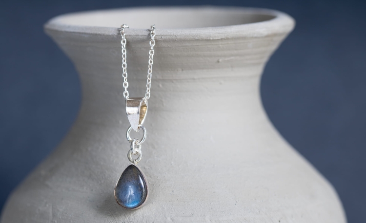 Srebrny naszyjnik z labradorytem