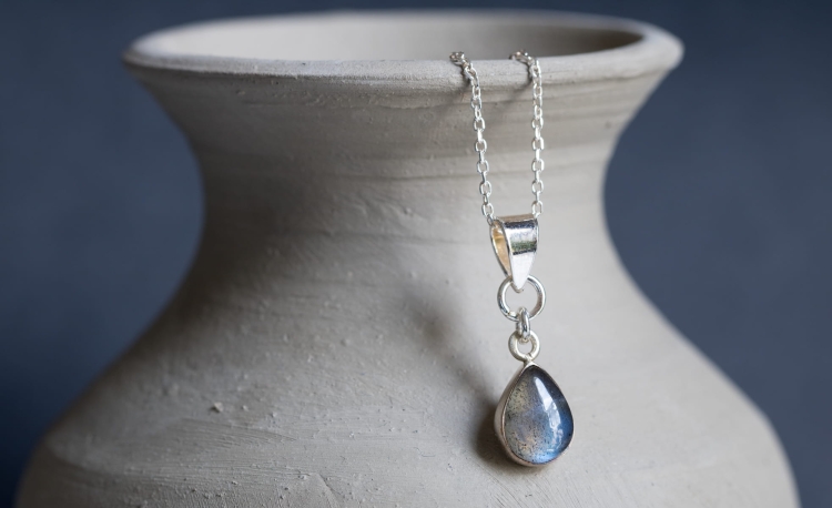 Srebrny naszyjnik z labradorytem