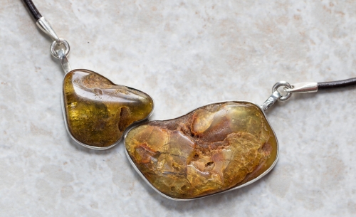 Duży srebrny naszyjnik z bursztynem na rzemieniu