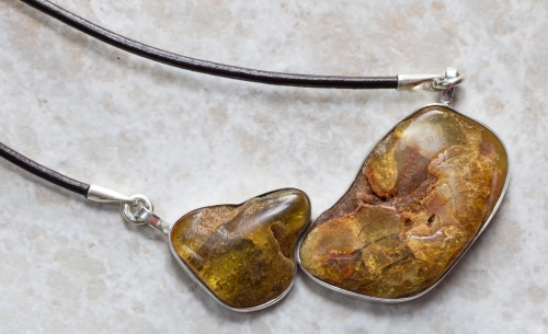 Duży srebrny naszyjnik z bursztynem na rzemieniu