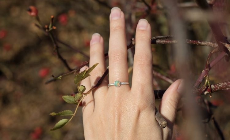 Srebrny pierścionek z okrągłym opalem