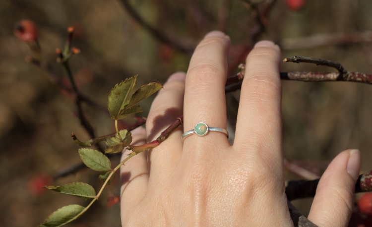 Srebrny pierścionek z okrągłym opalem