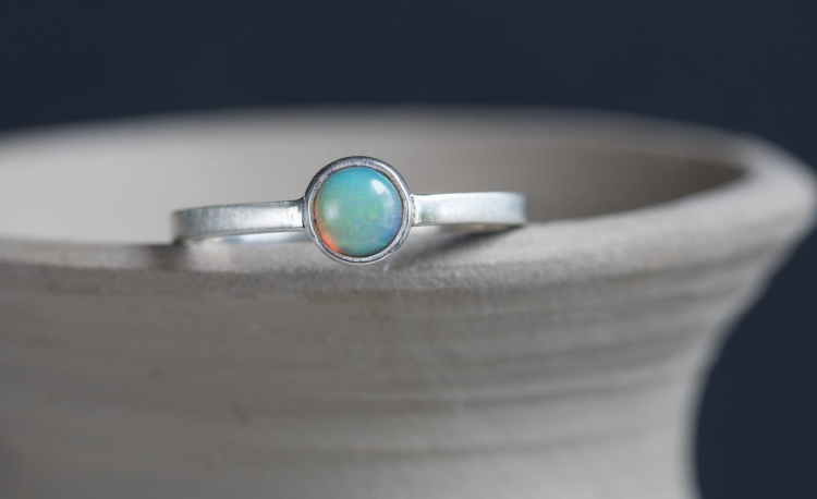 Srebrny pierścionek z okrągłym opalem