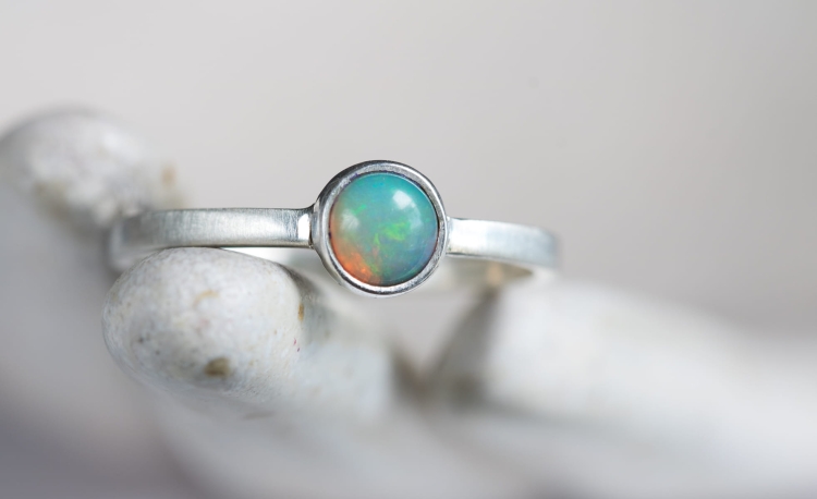 Srebrny pierścionek z okrągłym opalem