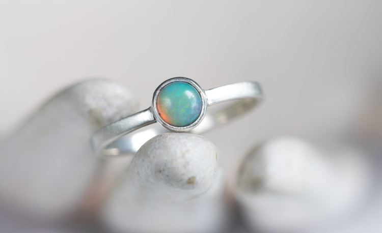 Srebrny pierścionek z okrągłym opalem