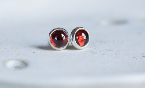 Srebrne kolczyki z czerwonym granatem