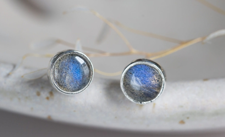 Kolczyki z szarym labradorytem - płytka