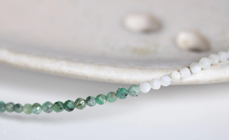 Srebrna bransoletka ze szmaragdami i i muszlą