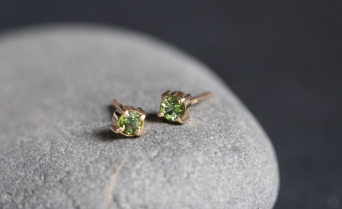 Złote kolczyki z zielonymi turmalinami w łapkach